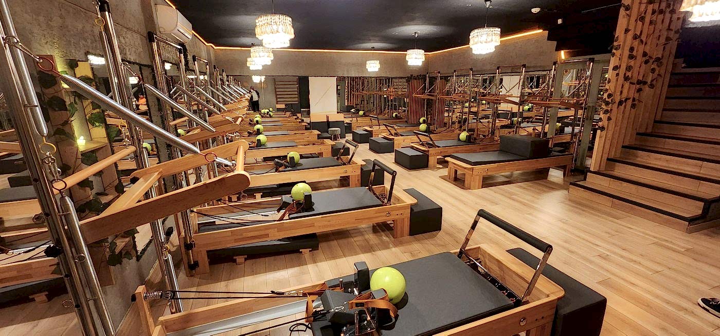 Omurganı uzatan, kalça ve omuz çevresini rahatlatan reformer pilates esneme hareketlerini keşfet. Mobilite odaklı aletli pilates akışlarıyla duruşunu iyileştir, kaslarını uzatarak güçlen. Antalya Transform Gym stüdyo uyumlu içerik.