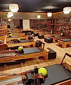 Omurganı uzatan, kalça ve omuz çevresini rahatlatan reformer pilates esneme hareketlerini keşfet. Mobilite odaklı aletli pilates akışlarıyla duruşunu iyileştir, kaslarını uzatarak güçlen. Antalya Transform Gym stüdyo uyumlu içerik.