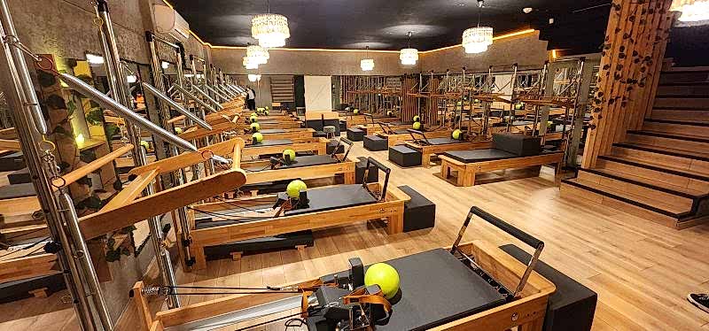 Omurganı uzatan, kalça ve omuz çevresini rahatlatan reformer pilates esneme hareketlerini keşfet. Mobilite odaklı aletli pilates akışlarıyla duruşunu iyileştir, kaslarını uzatarak güçlen. Antalya Transform Gym stüdyo uyumlu içerik.