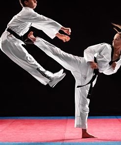 Salı-Perşembe-Cumartesi 17:00–19:00 Taekwondo yetişkin grup dersi. Savunma teknikleri, interval kondisyon, esneklik ve core çalışmaları. Hemen katıl!